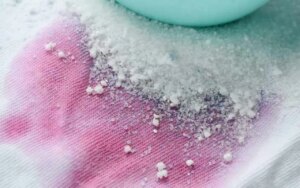 Come togliere le macchie di candeggina dai tessuti: ecco cosa devi fare